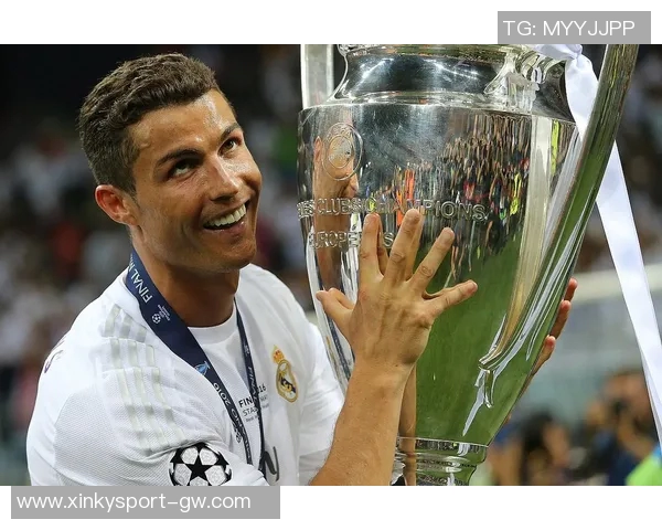 C罗分享最佳中东球员奖杯照感谢所有支持者的陪伴与鼓励